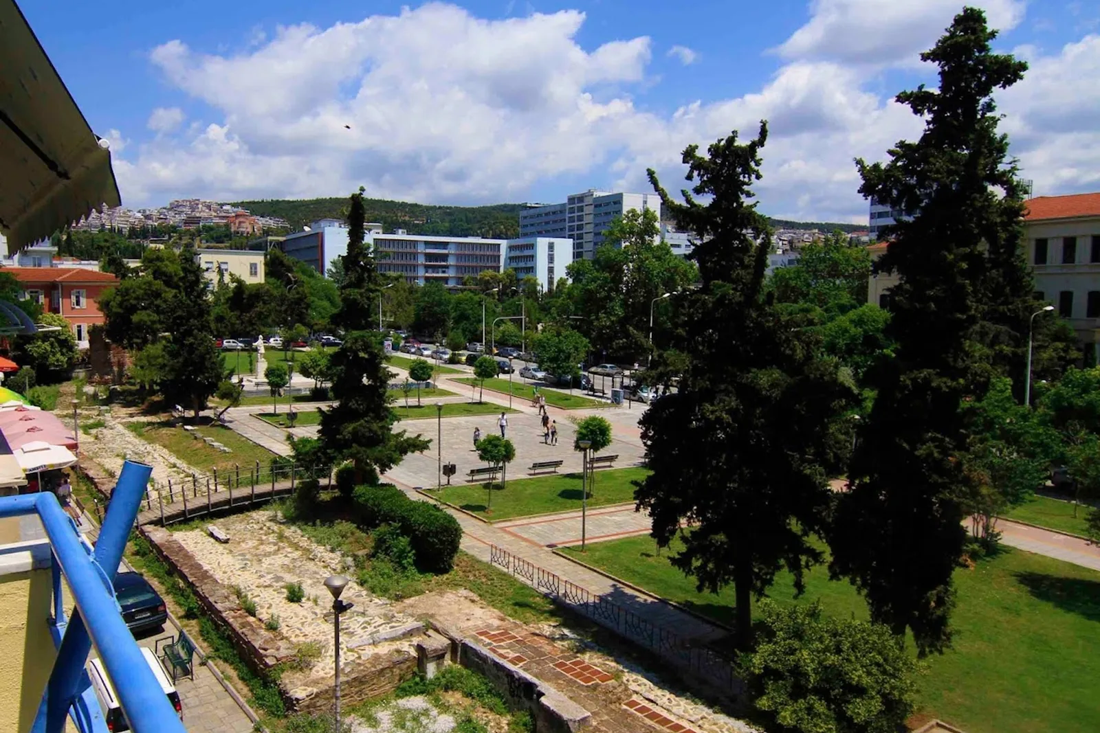 Garden courtyard at RentRooms Thessaloniki