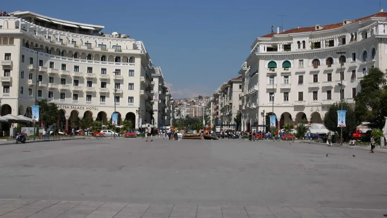 Aristotelous Square framed by its arcaded buildings, opening toward the Thermaic Gulf in Thessaloniki