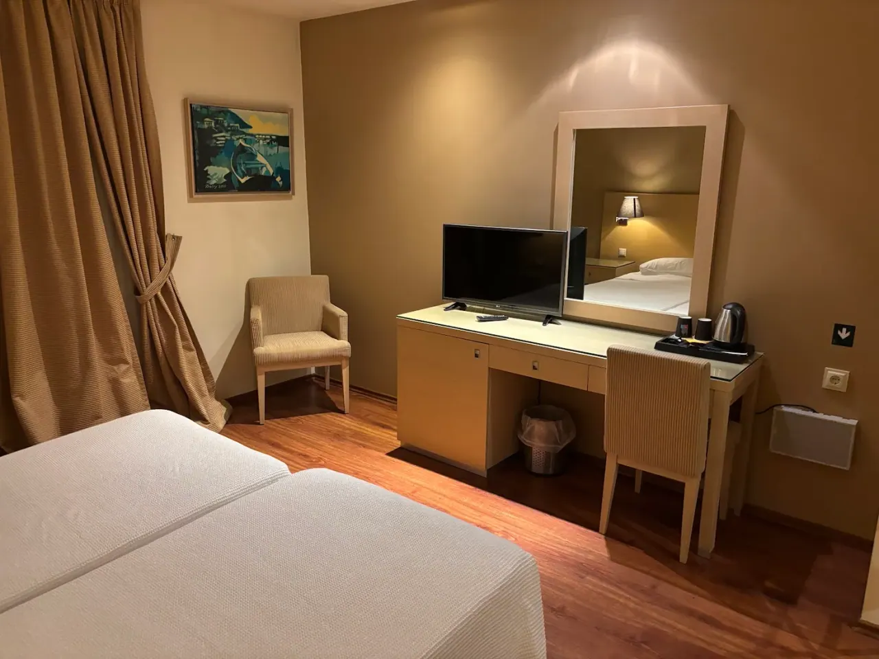 A twin room with a desk, mirror and framed artwork at Davitel The Tobacco Hotel