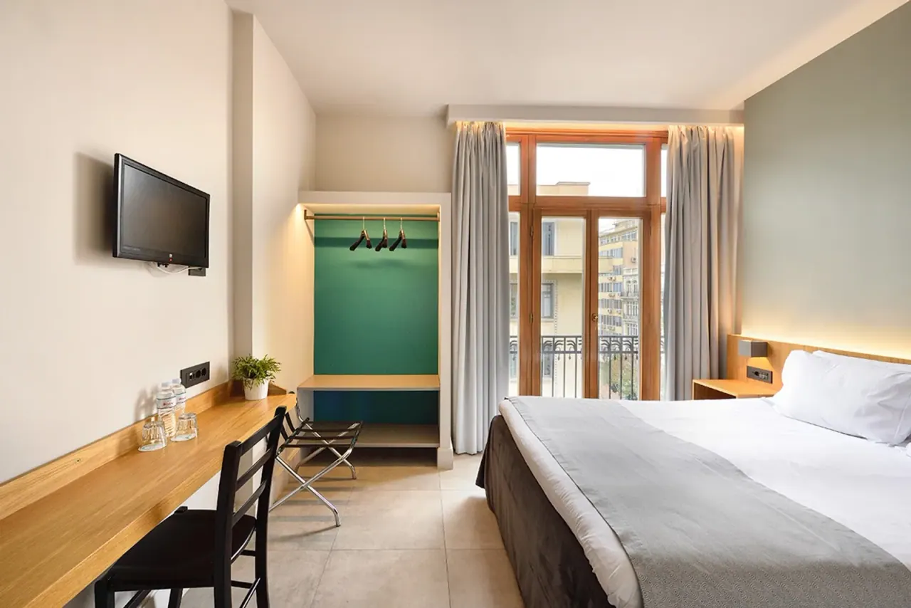 Le Palace Art Hotel — view 2