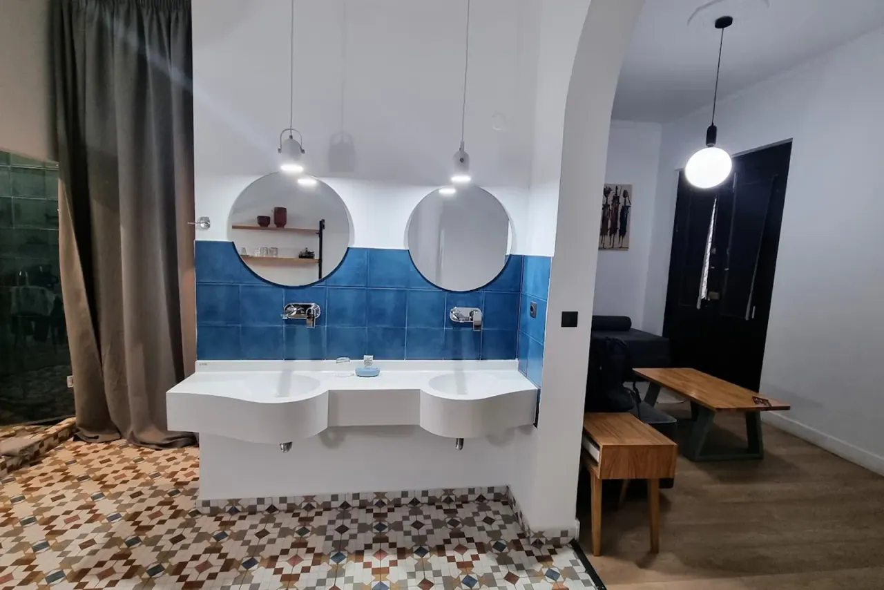 Maroon Bottle Luxury Suites — view 2