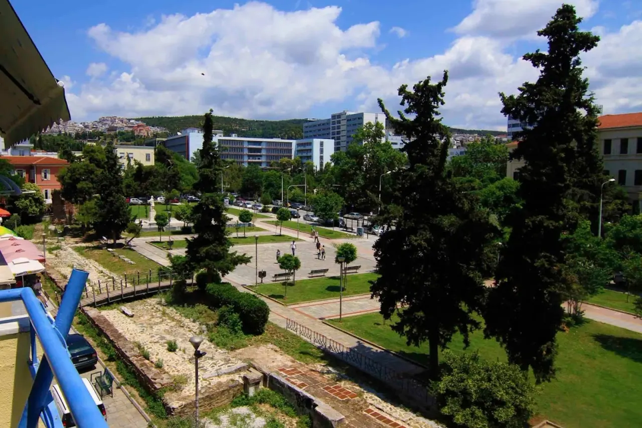 Garden courtyard at RentRooms Thessaloniki