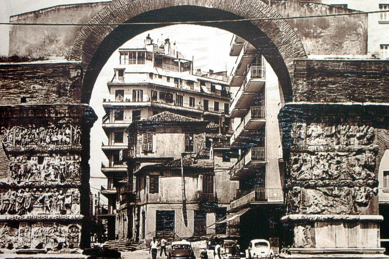 The Arch of Galerius (Kamara) rising above the surrounding city