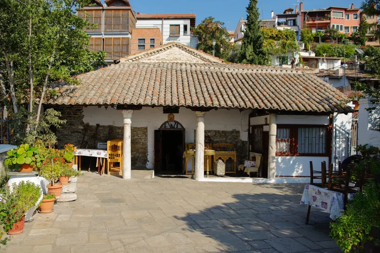 The small tile-roofed exterior of Osios David in its Ano Poli courtyard, Thessaloniki