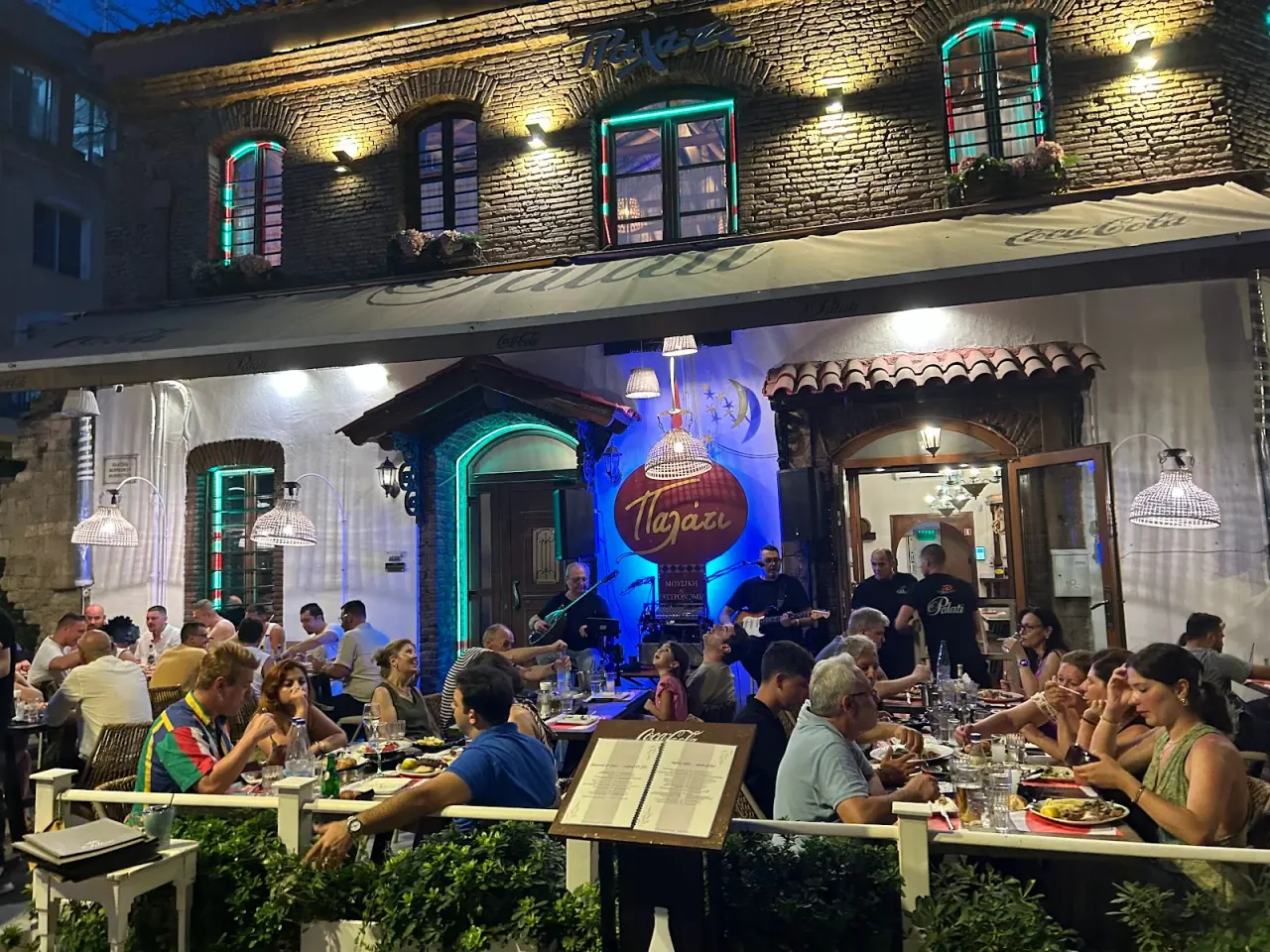 Diners and a live band on the cobbled Plateia Morichovou outside Palati in Ladadika, Thessaloniki at night