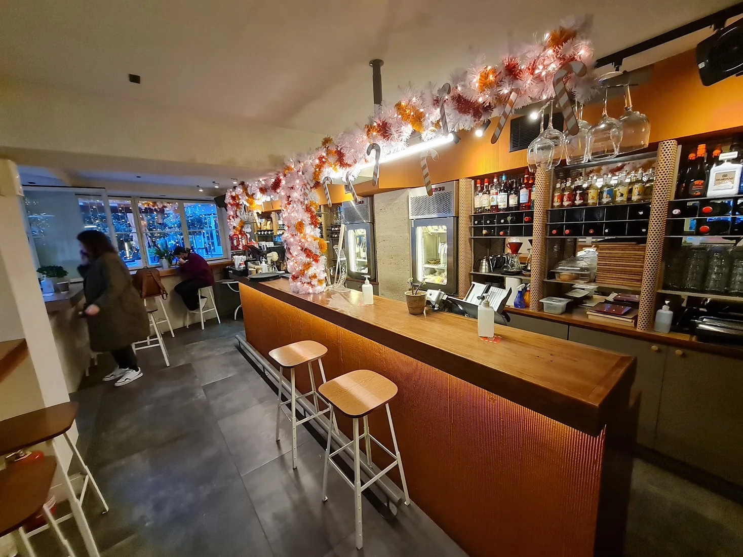 The warm wooden bar and bottle shelves of Giulietta Spritzeria near Navarinou, Thessaloniki