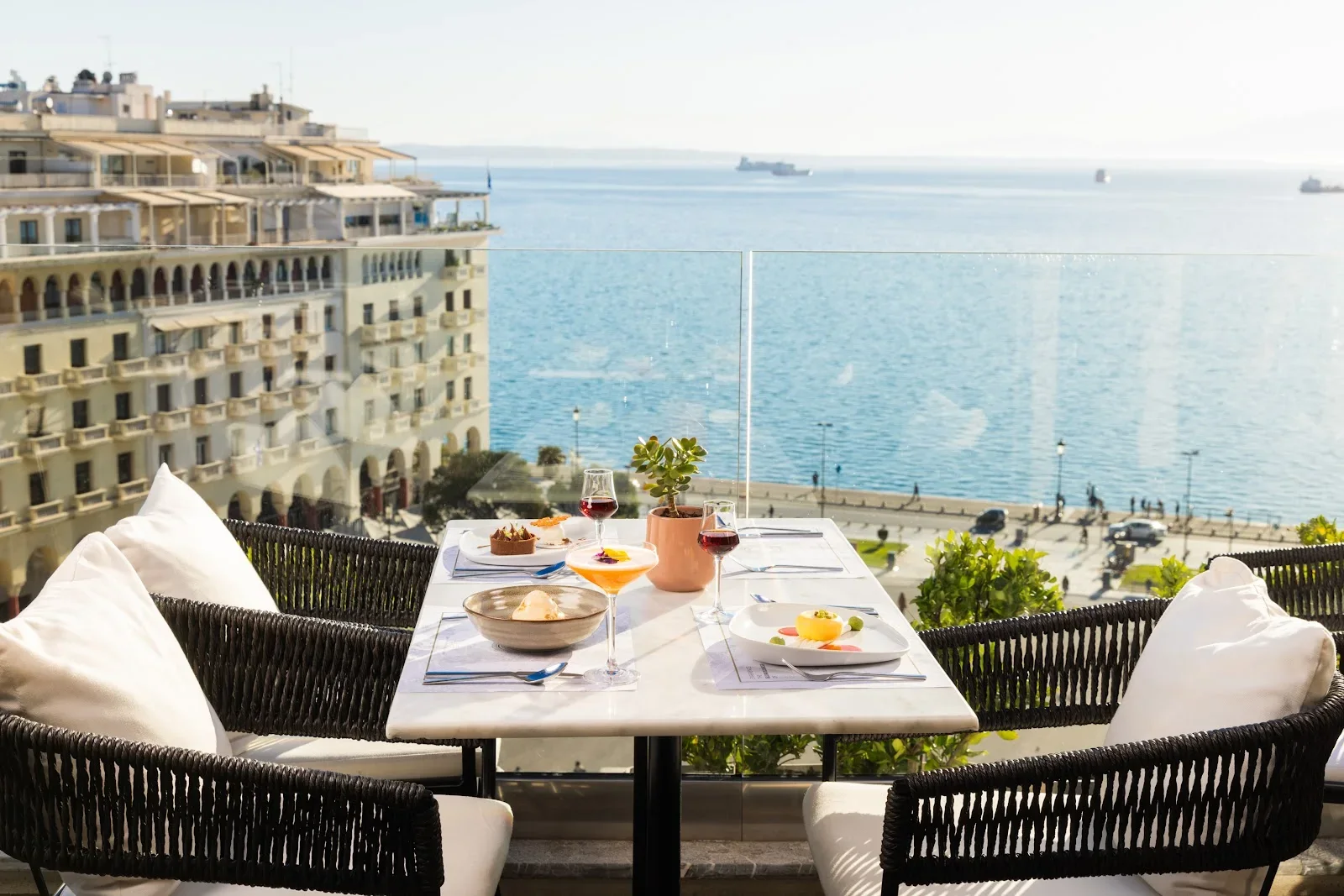 A rooftop table at Orizontes Roof Garden overlooking Aristotelous Square and the Thermaic Gulf, Thessaloniki