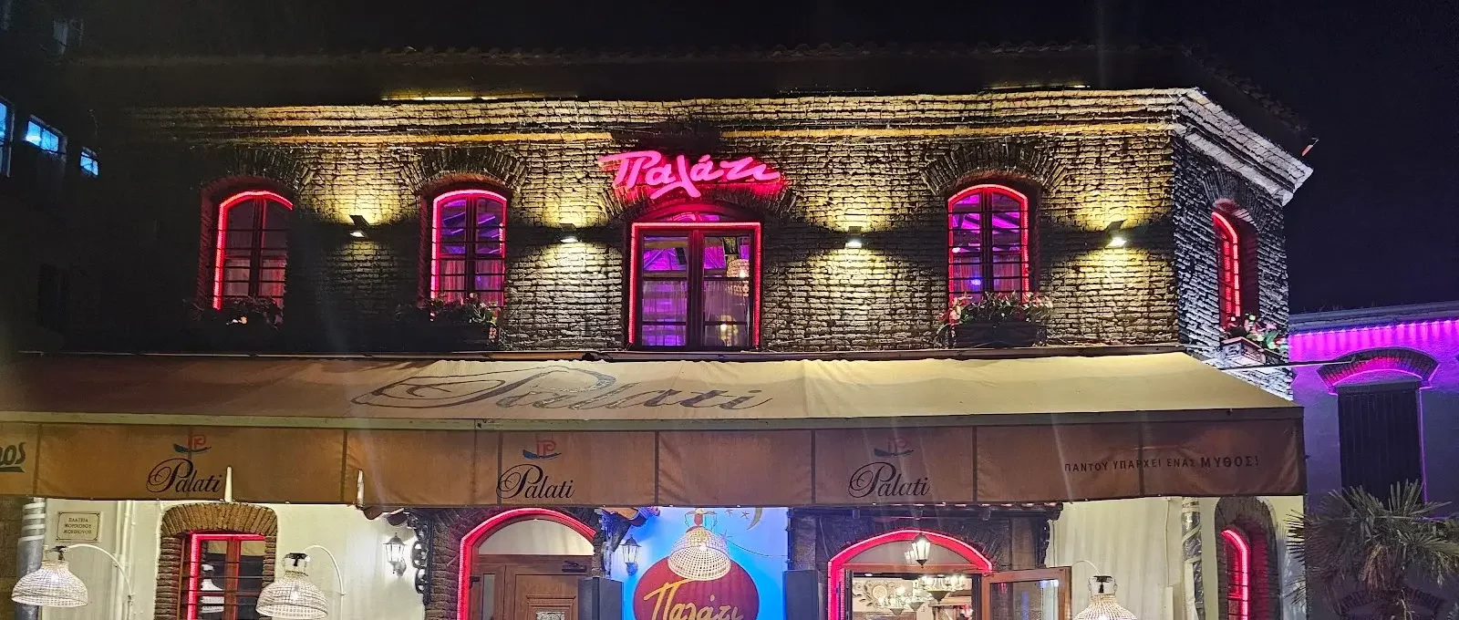 Diners and a live band on the cobbled Plateia Morichovou outside Palati in Ladadika, Thessaloniki at night
