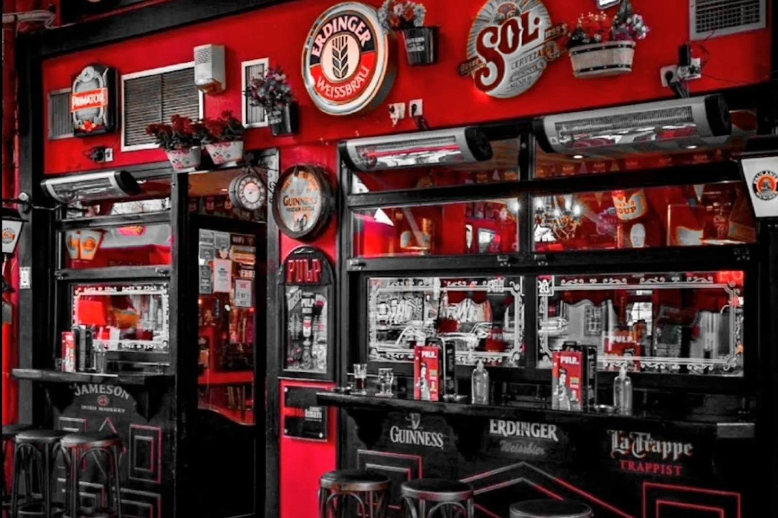 Retro-styled party bar Pulp with extensive beer taps in central Thessaloniki