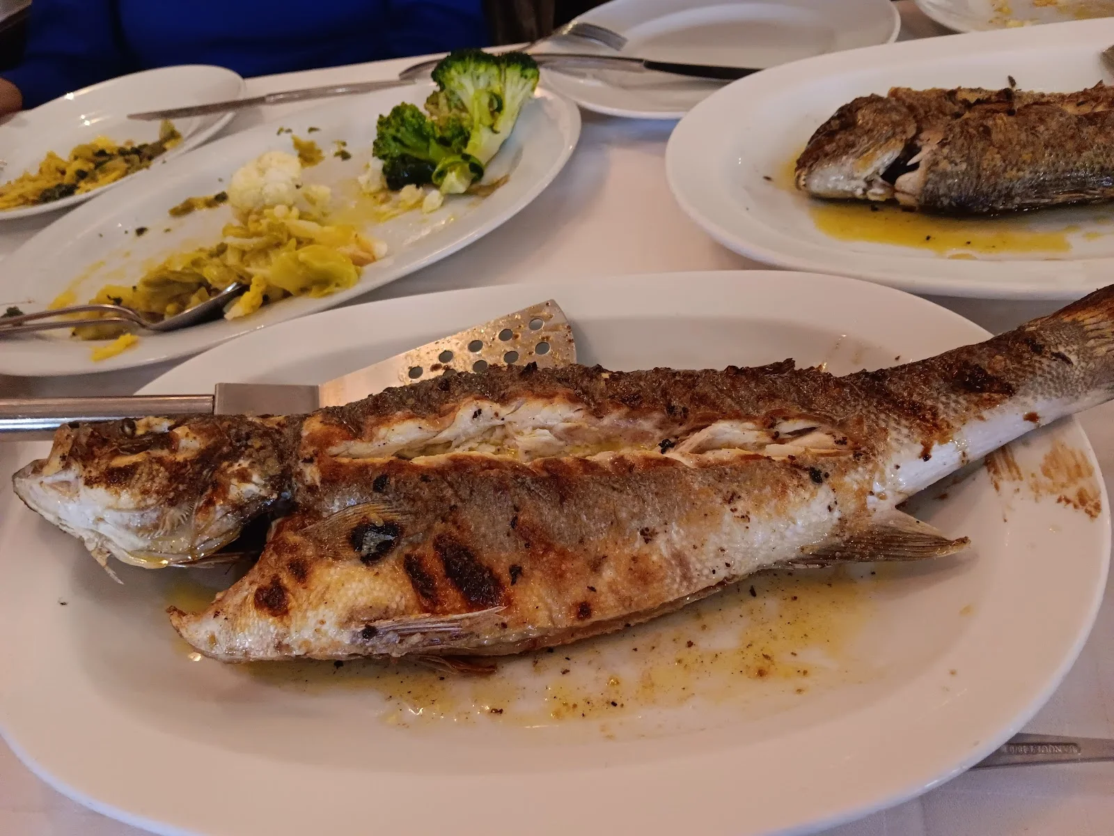 A plate of charcoal-grilled whole fish at Psarotaverna O Giannis in Kalamaria, Thessaloniki