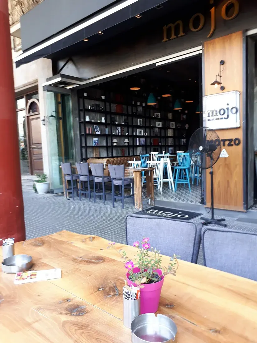 The book-lined interior and pavement tables of Mojo cocktail and wine bar on Aristotelous Square, Thessaloniki